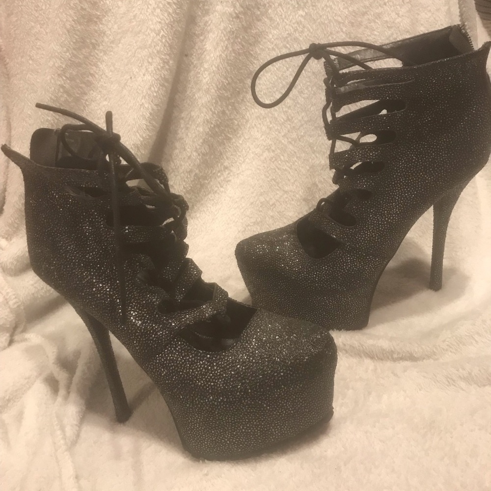 Quips, platform heels,size 8,black,new condition,lace-up front,zip-up back